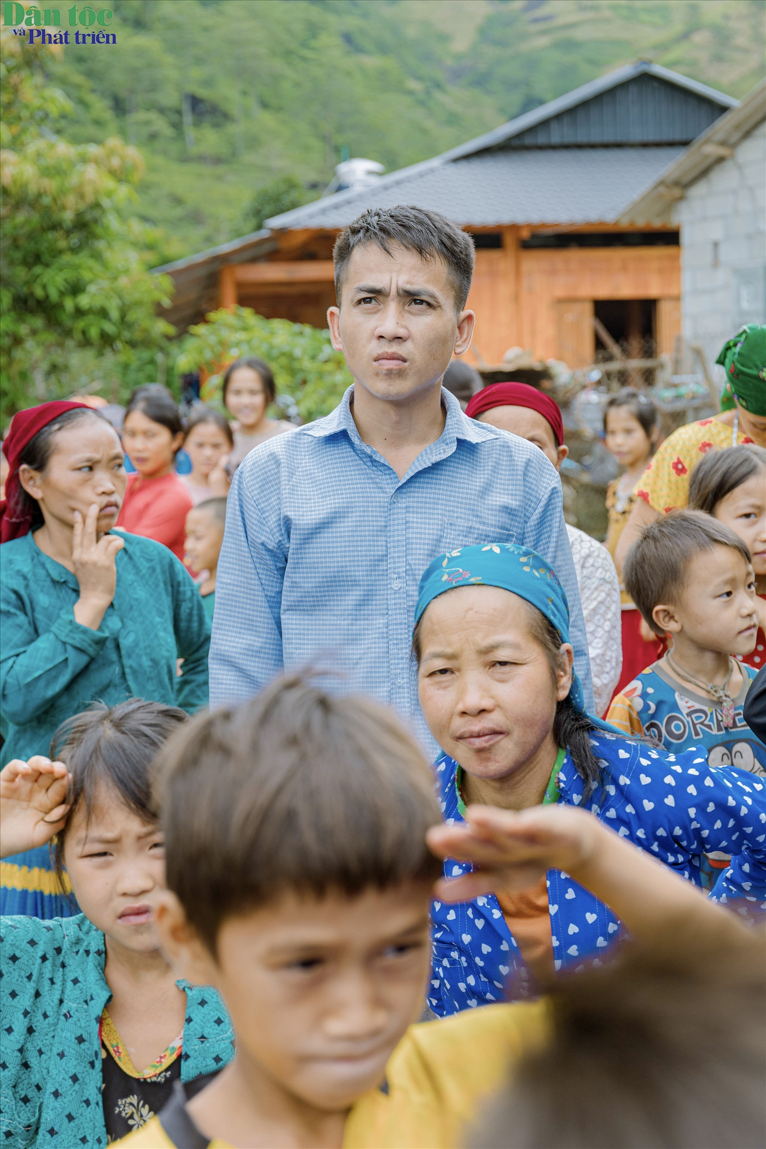 Bí thư Chi bộ Già Mí Già trong Lễ khánh thành Điểm trường mới của thôn. Ảnh: Vũ Mừng