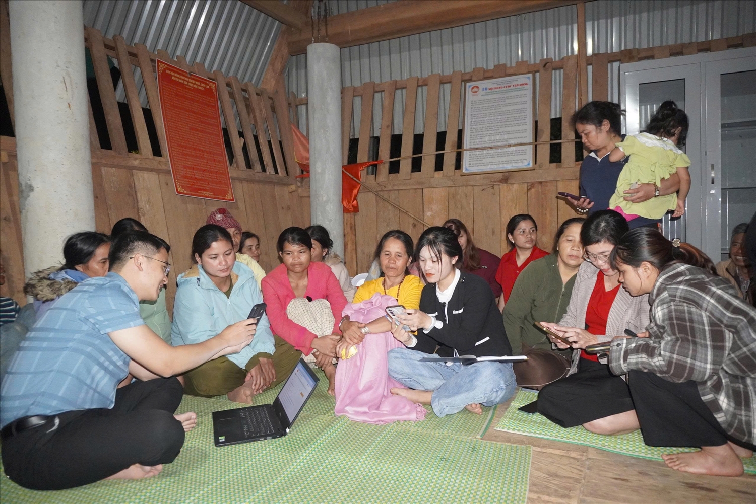 Xã Tu Mơ Rông triển khai phong trào "Bình dân học vụ số" đến với người dân. (Ảnh: Ngọc Chí)