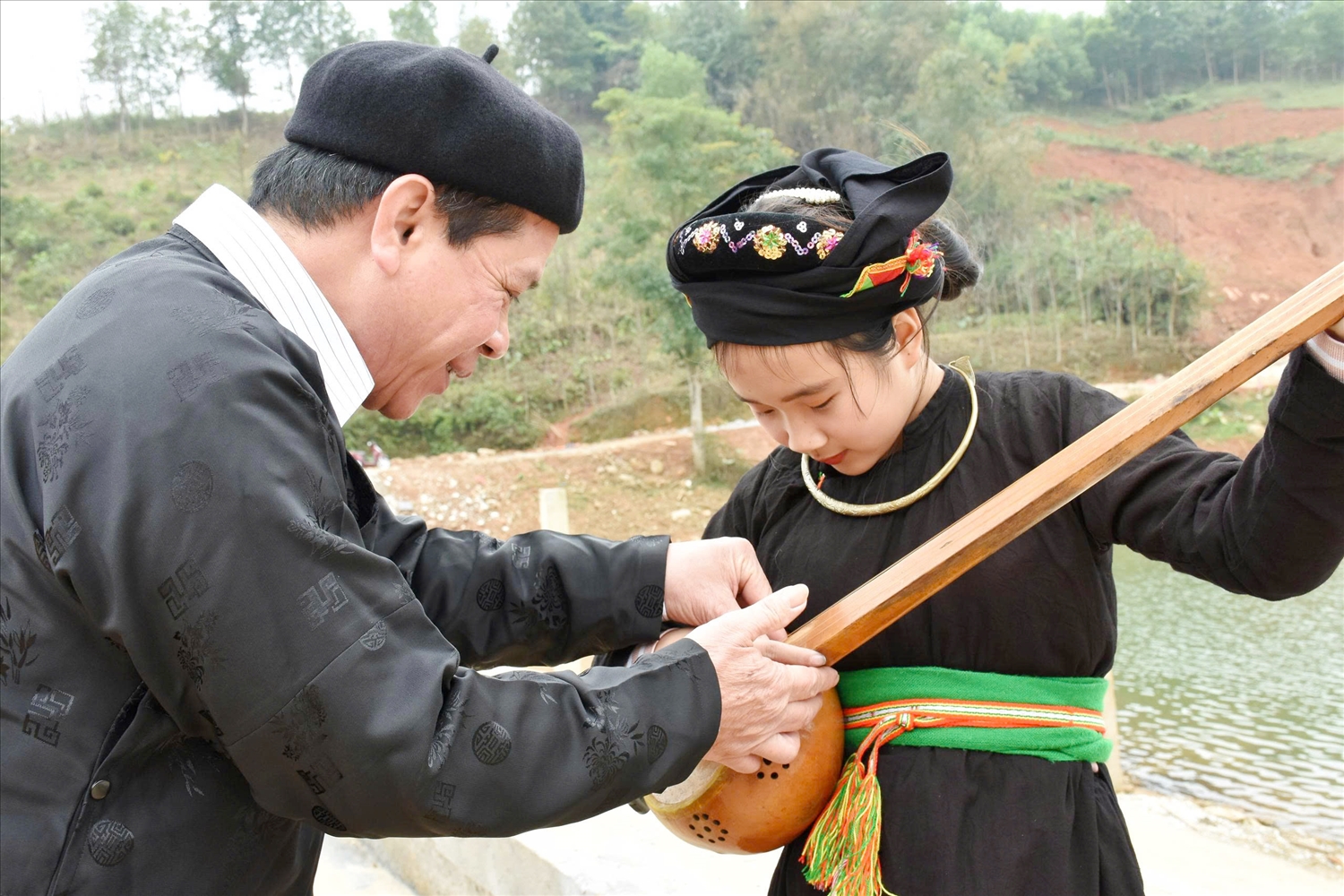 Những nghệ nhân giàu kinh nghiệm đã và đang truyền dạy lại cho thế hệ trẻ, giúp những âm điệu đàn tính không chỉ tồn tại mà còn lan tỏa, góp phần làm phong phú đời sống văn hóa của cộng đồng