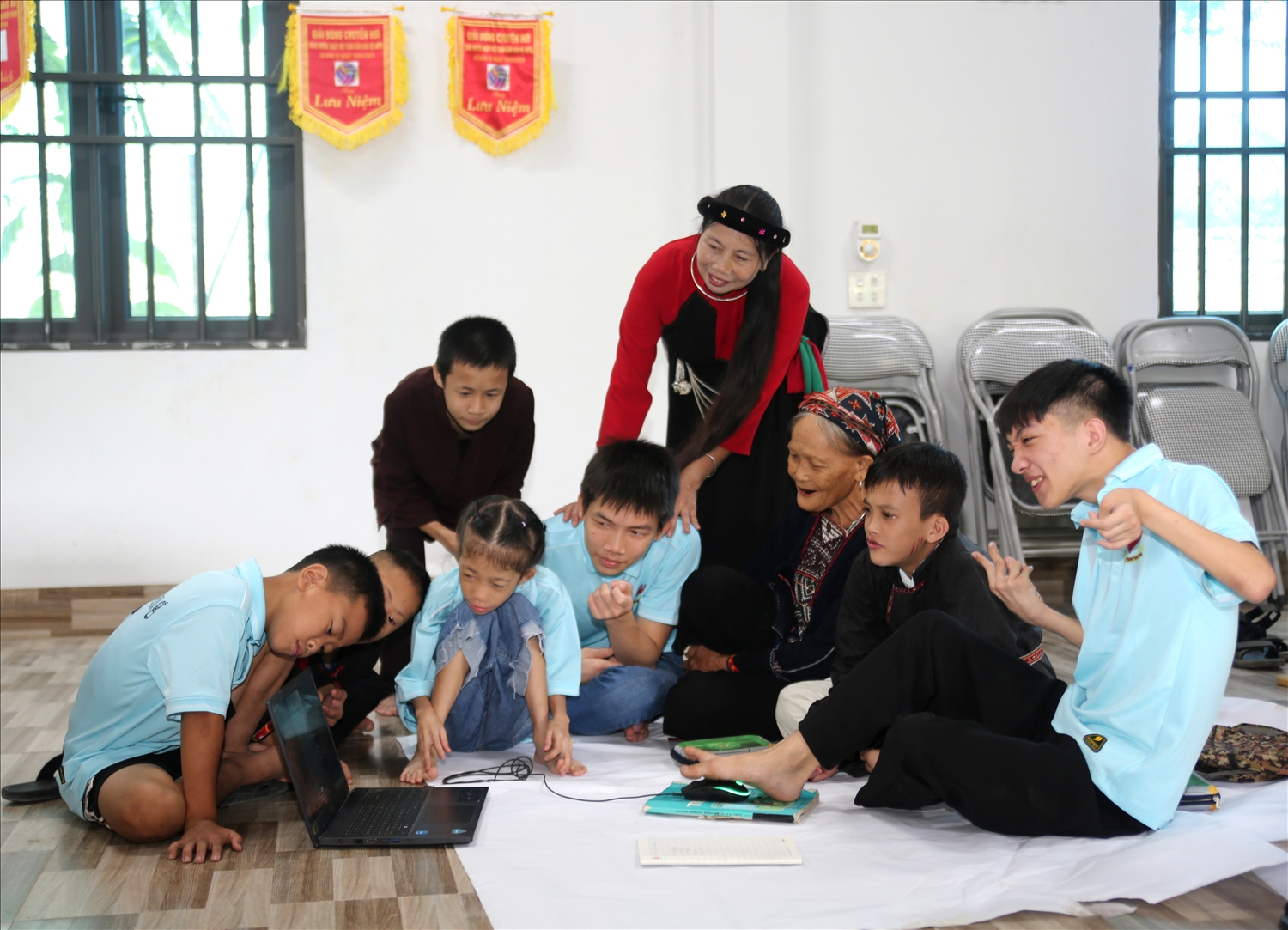 Bà ngoại em Hoàng Ngọc Tú cùng cô Vỵ và các em học sinh trong lớp tham khảo lớp dạy online cho trẻ em khuyết tật