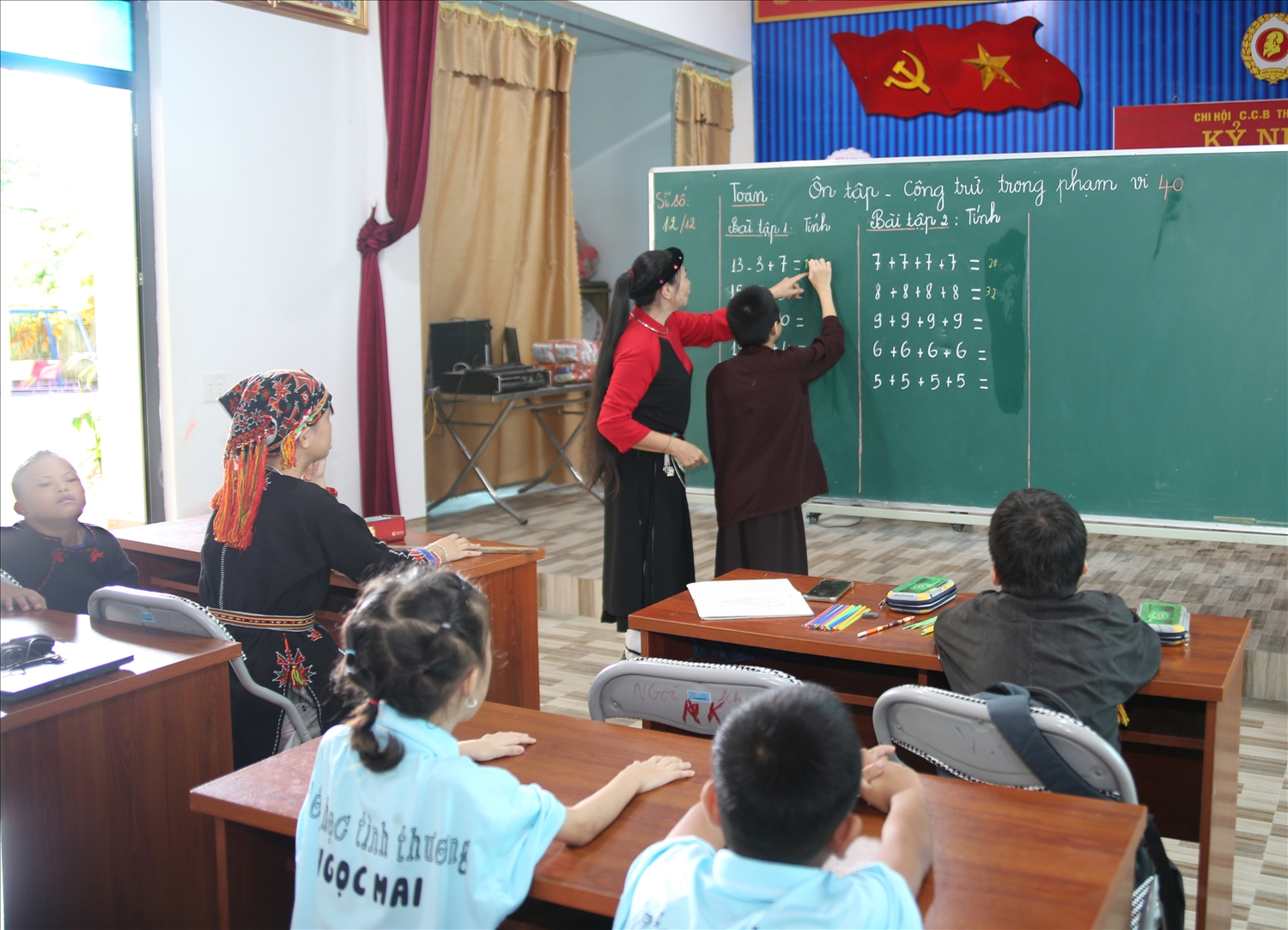 Lớp học được mở ngay tại Hội trường của Thôn Ngòi Khang với 12 học sinh có hoàn cảnh đặc biệt, khuyết tật