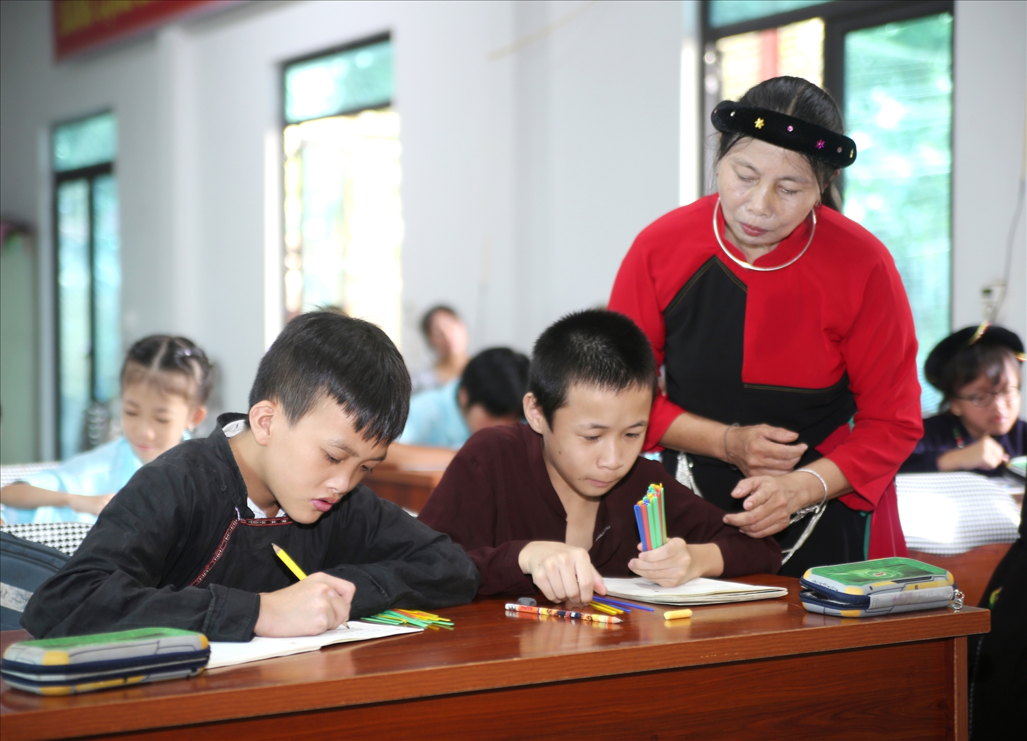Có những em học sinh cách Thôn 12 km, hàng ngày gia đình phải đưa đón đến lớp học