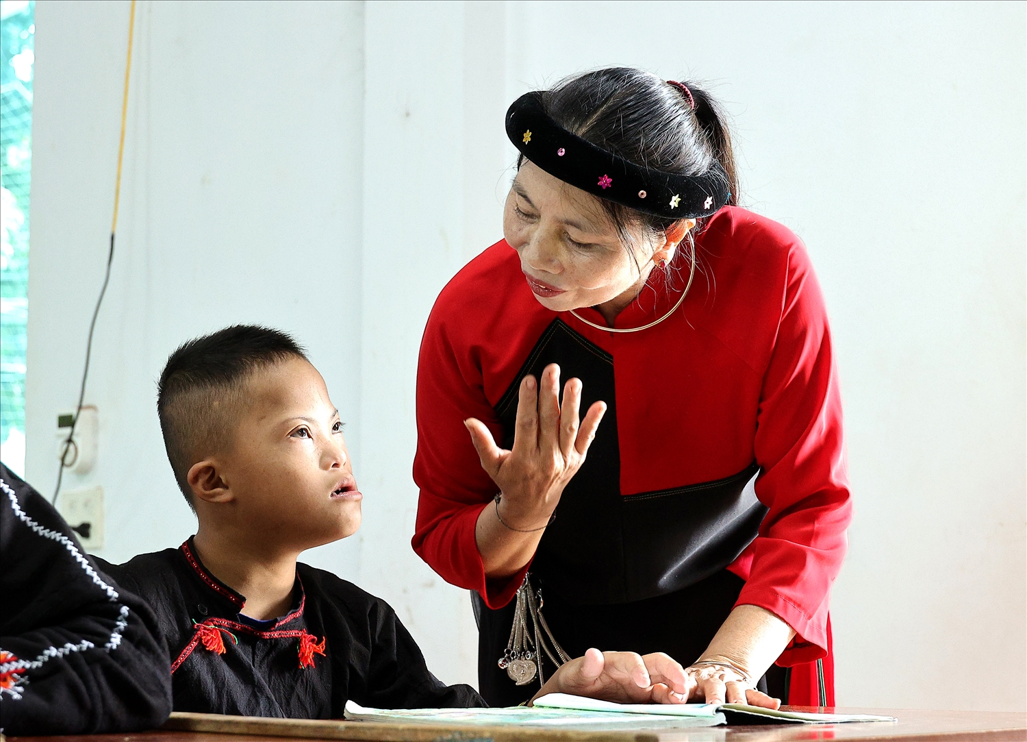 Cô Vỵ dạy cách phát âm cho em Hoàng Ngọc Chiến dân tộc Dao, bị khuyết tật trí tuê, khuyết tật ngôn ngữ, tăng động giảm chú ý
