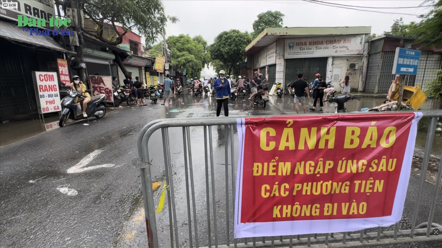 Những điểm ngập sâu, lực lượng chức năng phường Tây Mỗ đã đặt biển cảnh báo