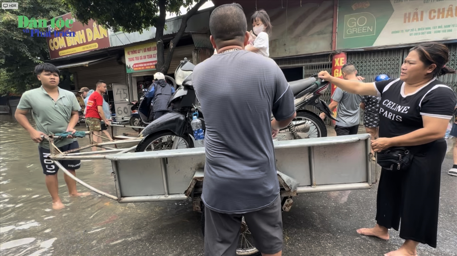 Nhiều người dân buộc phải sử dụng dịch vụ xe kéo tự phát với mức giá từ 50000 - 150000 trên lượt
