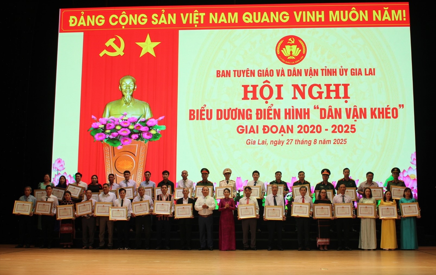Ban Thường vụ Tỉnh ủy tặng Bằng khen cho các tập thể đã có thành tích xuất sắc trong thực hiện phong trào thi đua “Dân vận khéo” giai đoạn 2020-2025 (Ảnh T.N)