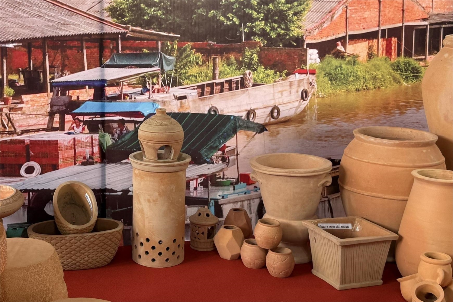Không gian trưng bày sản phẩm gốm Nam Bộ tại Cần Thơ.