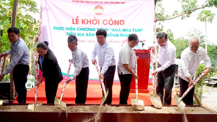 Bí thư Tỉnh ủy Đồng Tháp Lê Quốc Phong (thứ 4 từ trái qua) và đại diện chính quyền địa phương khởi công xây dựng nhà cho hộ khó khăn tại Lễ phát động xoá nhà tạm trên địa bàn tỉnh Đồng Tháp. (Ảnh: VT)