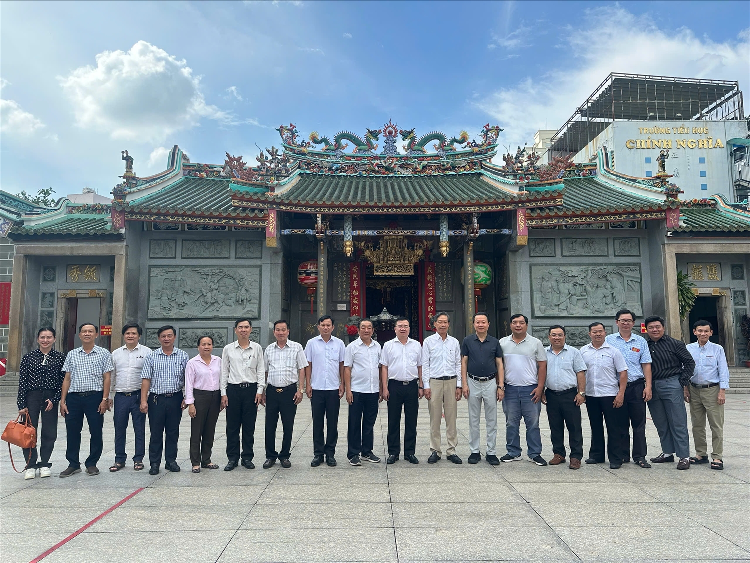 Đoàn công tác của Sở Dân tộc và Tôn giáo thành phố chụp ảnh lưu niệm cùng Ban quản trị Hội quán Nghĩa An. (Ảnh: Chí Vĩ)