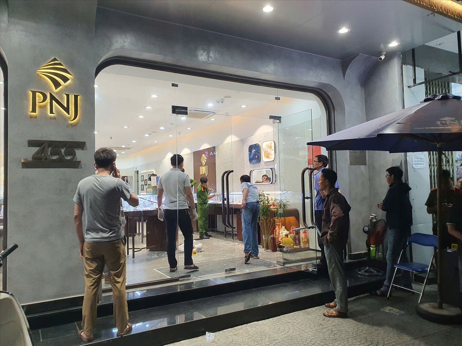 Tiệm vàng xảy ra vụ việc. (Ảnh Bình Công).