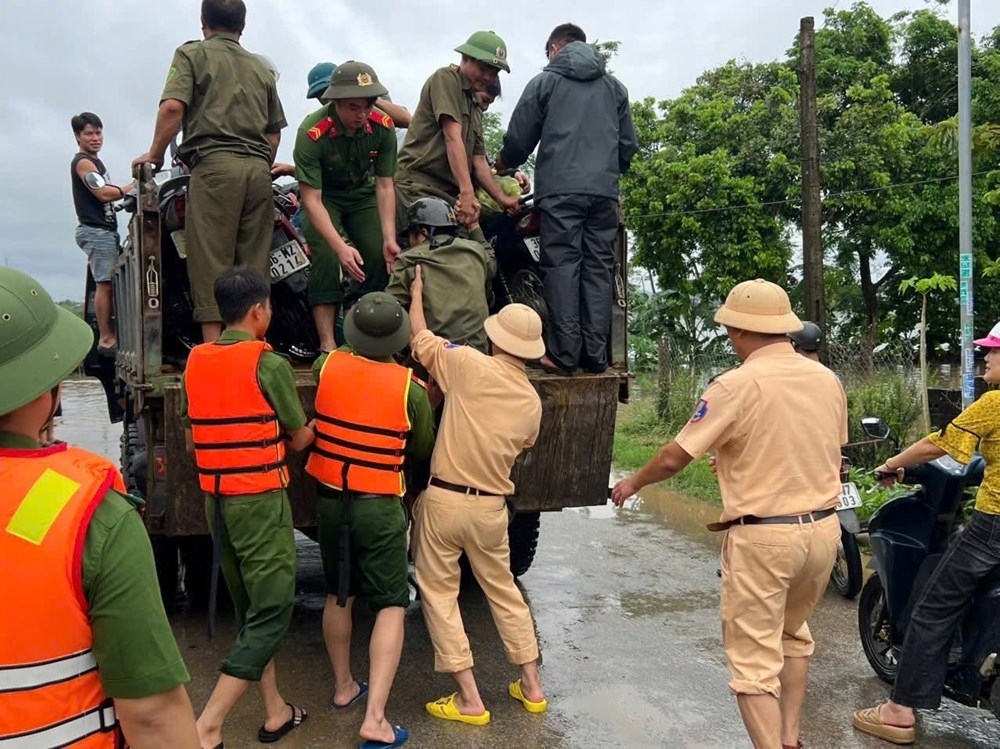 Lực lượng công an hỗ trợ người dân di chuyển phương tiện ra khỏi khu vực ngập sâu ở xã Kim Tân (Thanh Hóa). Ảnh: Công an Thanh Hoá