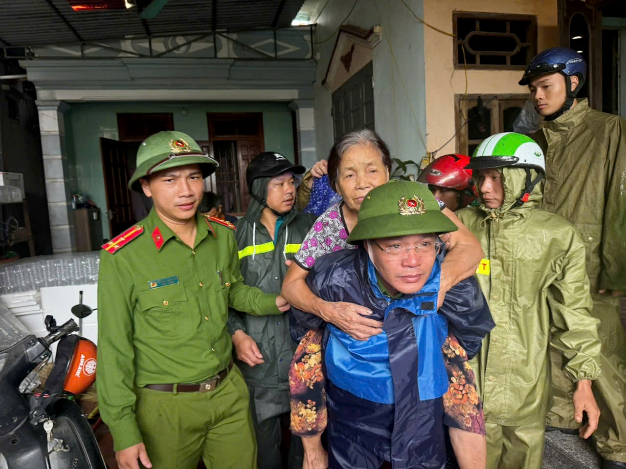 Công an Thanh Hóa đến từng nhà giúp dân sơ tán đến nơi tránh trú bão an toàn.(ảnh Thái Thanh)