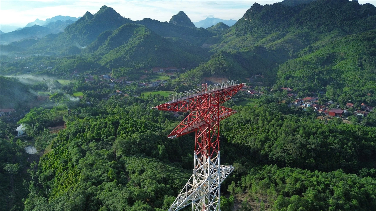 Những cây cột điện cao "lừng lững" mọc lên giưa núi rừng Tây Bắc (ảnh Trọng Bảo)