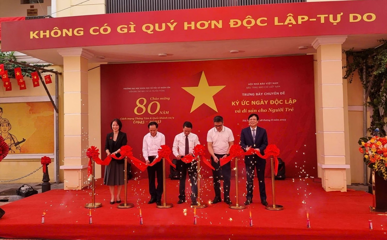 Các đại biểu cắt băng khai mạc trưng bày chuyên đề.