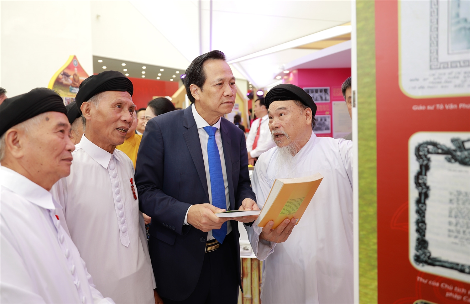 Bộ trưởng Bộ Dân tộc và Tôn Giáo Đào Ngọc Dung tham quan Phân khu Công tác tôn giáo