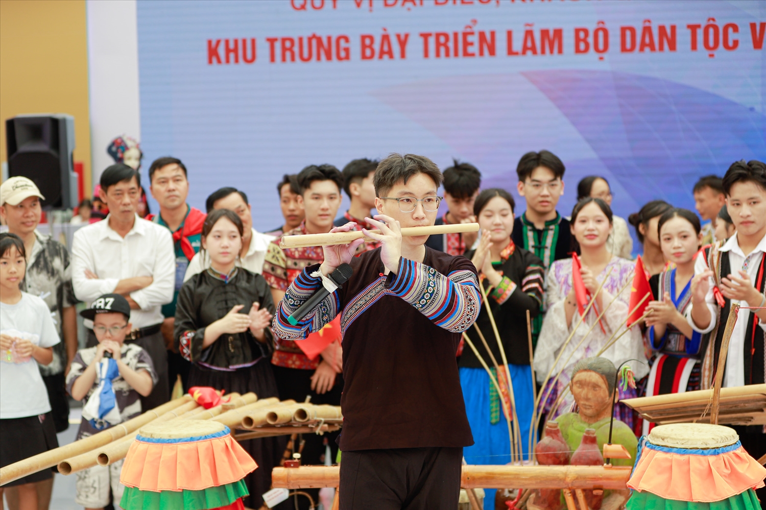 Các tiết mục nghệ thuật truyền thống của thanh niên DTTS thu hút đông đảo khán giả