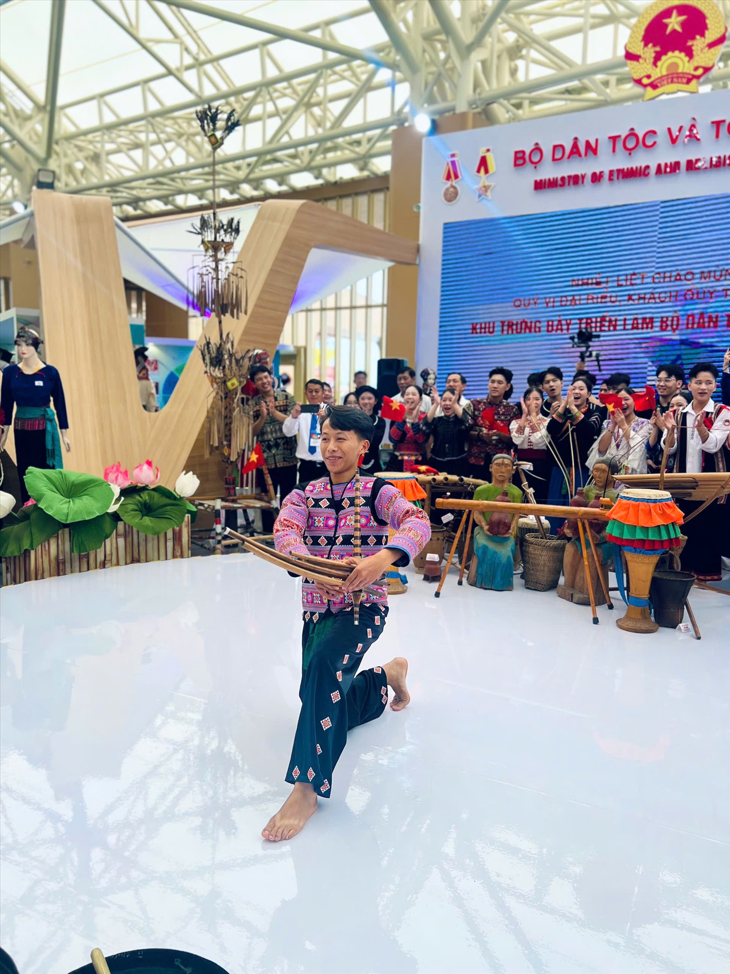 Nhiều tiết mục nghệ thuật đặc sắc tại Không gian triễn lãm của Bộ Dân tộc và Tôn giáo. ẢNh: Hồng Phúc