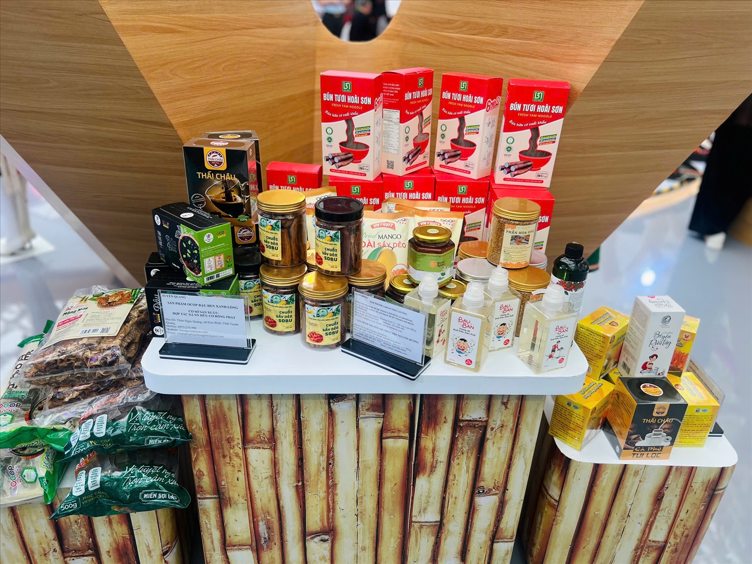 Kệ trưng bày các sản phẩm đặc sản của vùng đồng bào DTTS và miền núi. Ảnh: Hồng Phúc