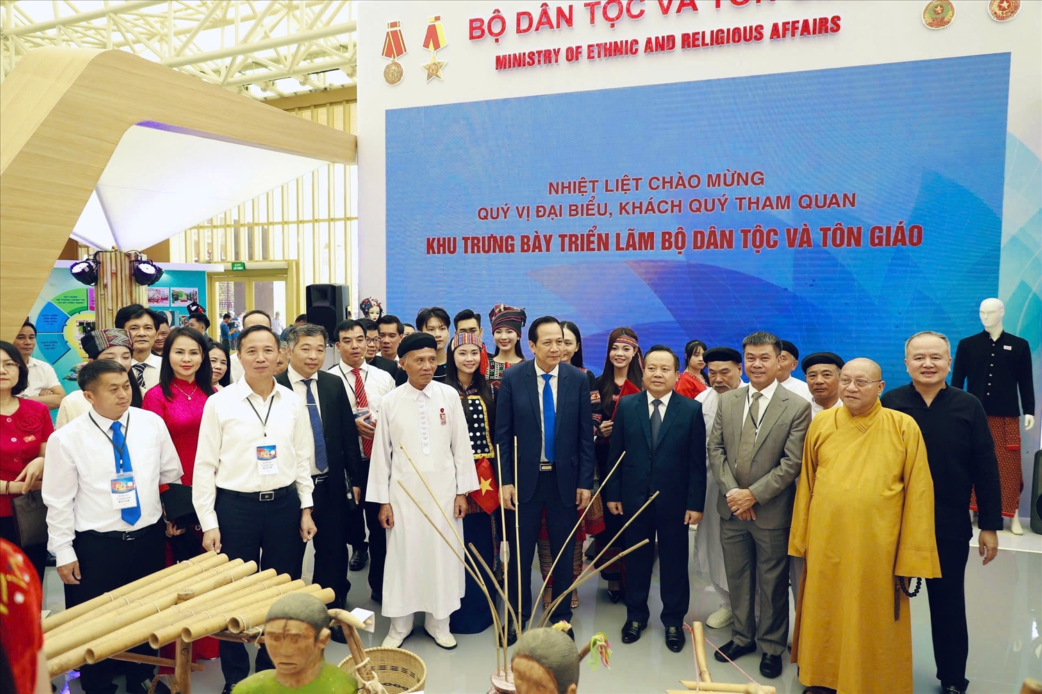 Bộ trưởng Bộ Dân tộc và Tôn Giáo Đào Ngọc Dung tham quan Khu triển lãm. (Ảnh: Tuấn Ninh)