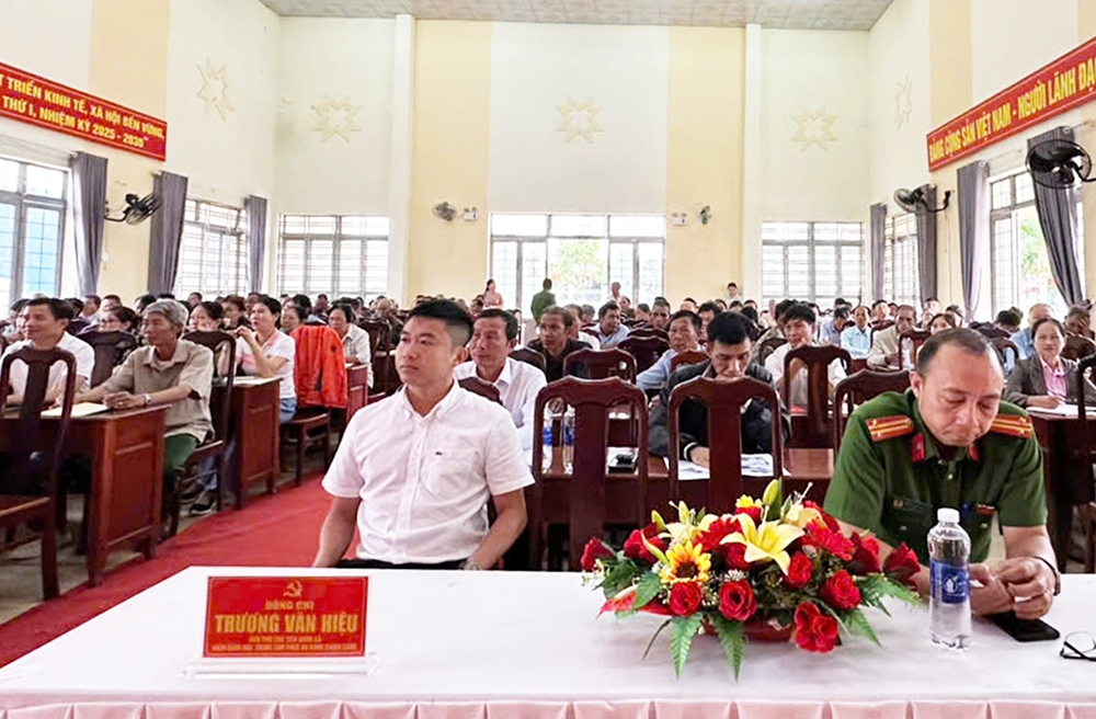 Học viên tham gia hội nghị bồi dưỡng kiến thức. (Ảnh: Lê Hường)