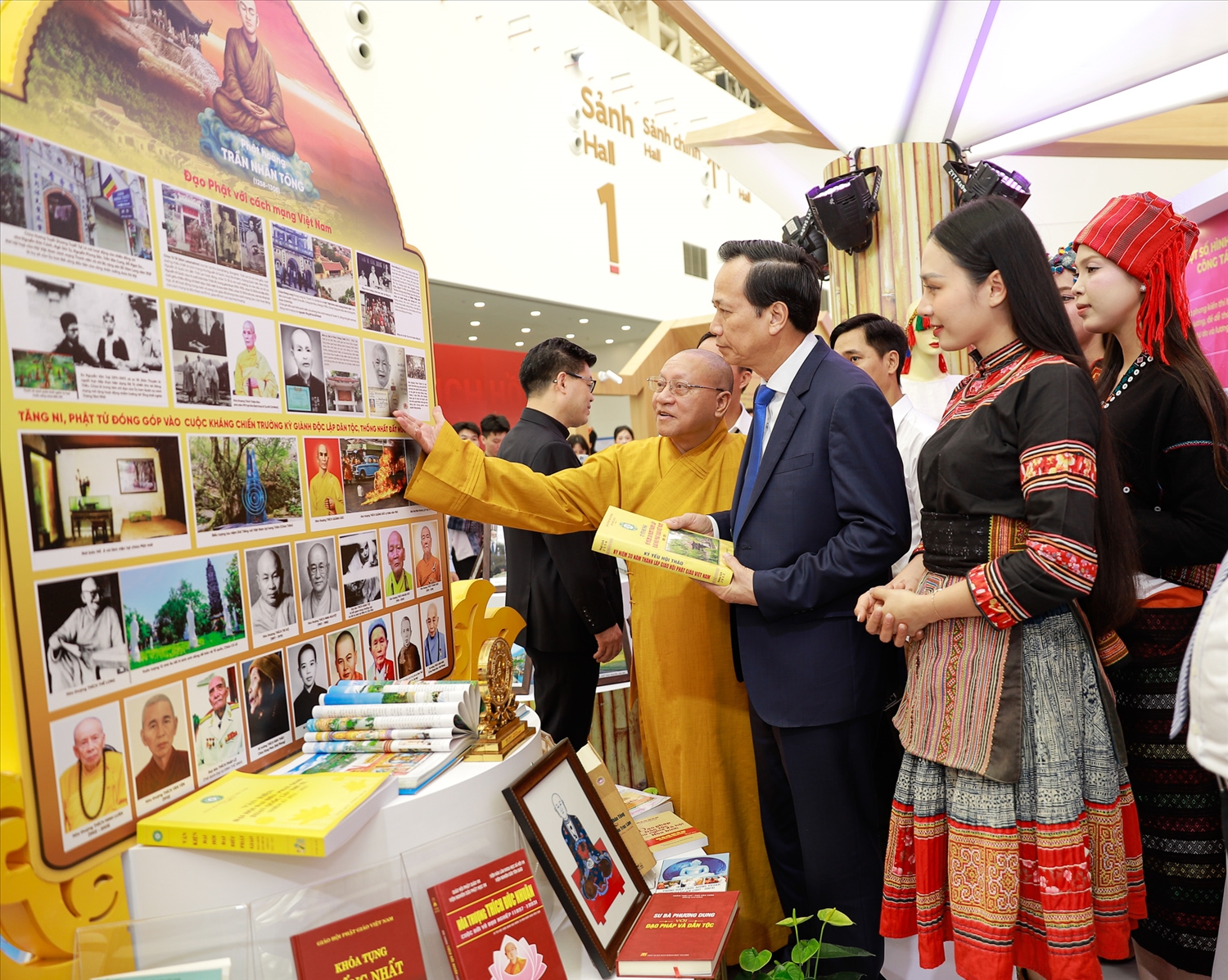 Bộ trưởng Bộ Dân tộc và Tôn giáo Đào Ngọc Dung cùng các đại biểu tại gian hàng của Bộ Dân tộc và Tôn giáo (Ảnh. Tuấn Ninh)