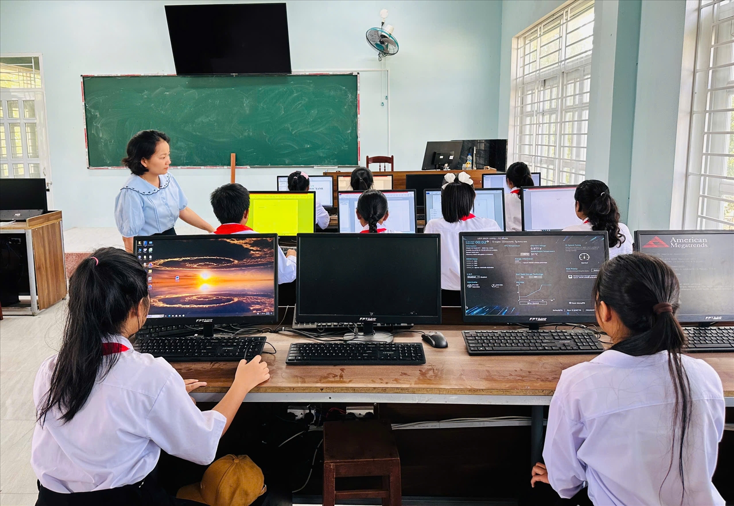 Học sinh Trường Phổ thông dân tộc bán trú THCS An Lão được học tập trong môi trường khang trang, hiện đại (Ảnh T.N)