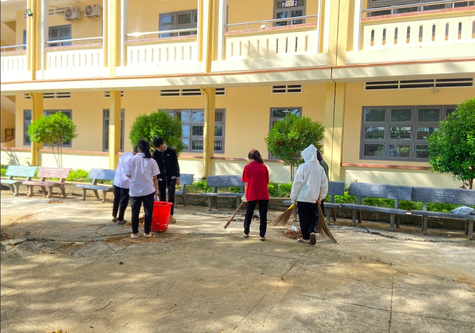Các em học sinh Trường PTDT nội trú THCS&THPT An Lão dọn dẹp vệ sinh trường lớp chuẩn bị vào năm học mới (Ảnh T.N)