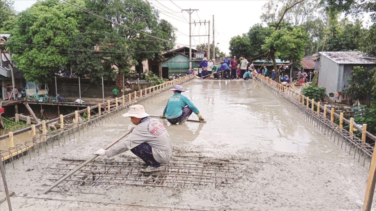 Tín đồ Phật giáo Hòa Hảo tham gia xây dựng cầu bê tông nông thôn tại An Giang. Ảnh: Ban Tôn giáo Chính phủ