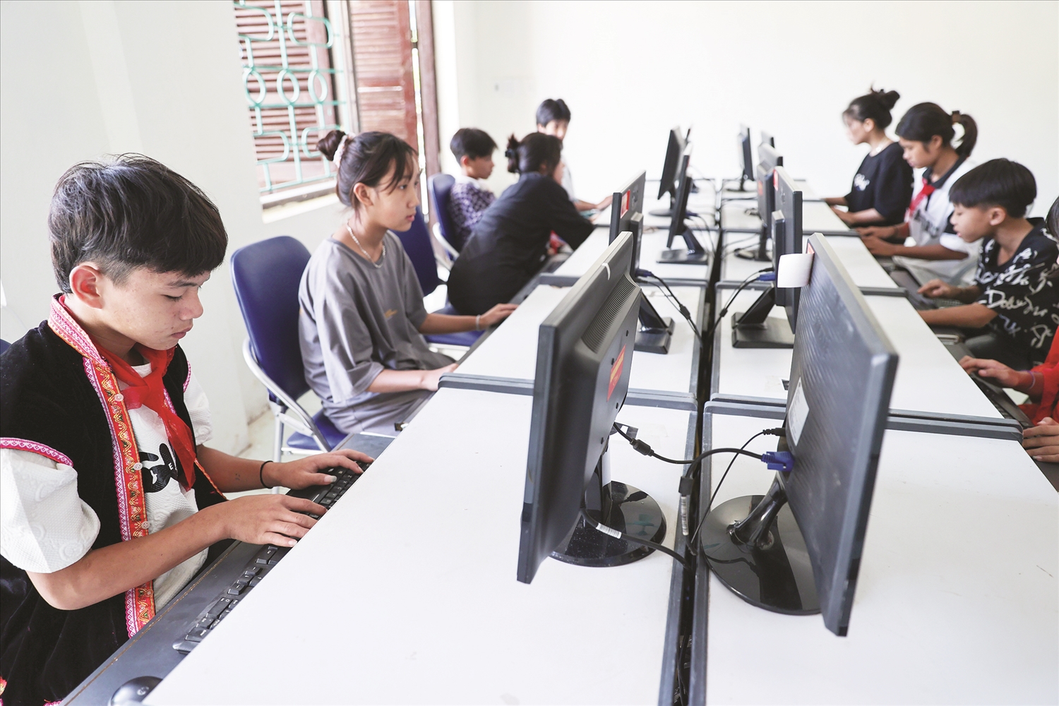 Đồng bào dân tộc, tôn giáo vươn lên trong thời kỳ hội nhập, chung tay cùng đất nước trên con đường phát triển bền vững. Cũng như các em học sinh người dân tộc thiểu số trên khắp cả nước, học sinh Trường PTDT Bán trú-Tiểu học Mù Cả, huyện Mường Tè (cũ), tỉnh Lai Châu luôn được tiếp cận công nghệ mới, nỗ lực vươn lên làm giàu cho gia đình, xã hội