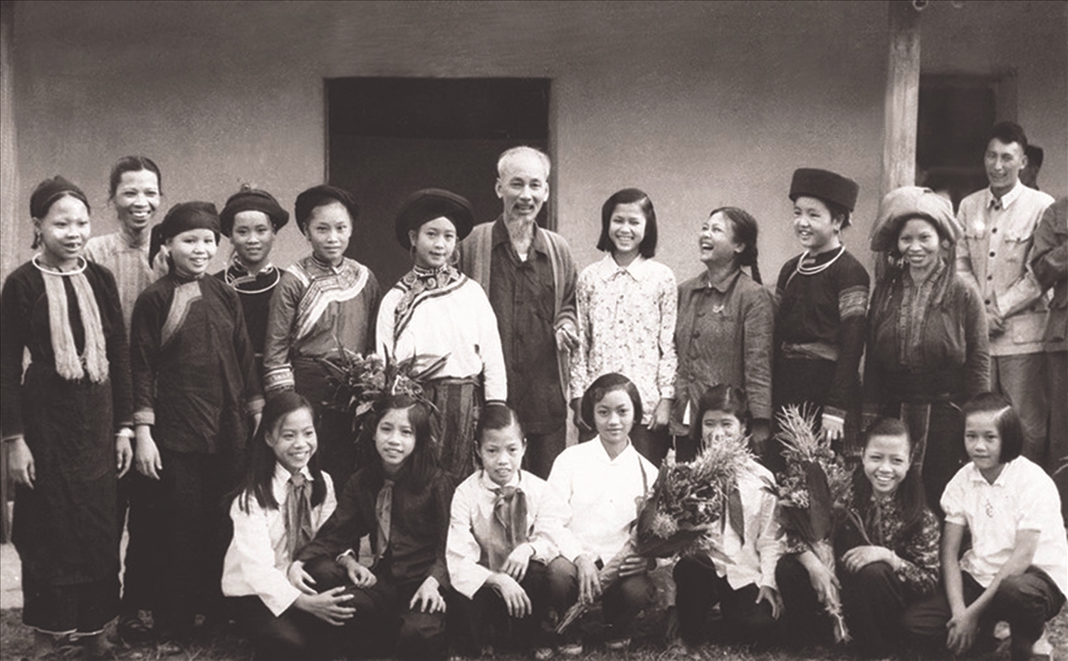  Chủ tịch Hồ Chí Minh luôn quan tâm, chăm lo cho đồng bào các dân tộc, tôn giáo, đặt nền móng cho chính sách đại đoàn kết toàn dân tộc ngay từ những ngày đầu của cách mạng. (Trong ảnh: Bác Hồ chụp ảnh lưu niệm với đại biểu thiếu nhi và phụ nữ các dân tộc tỉnh Lào Cai ngày 23/9/1958). Ảnh Tư liệu TTXVN
