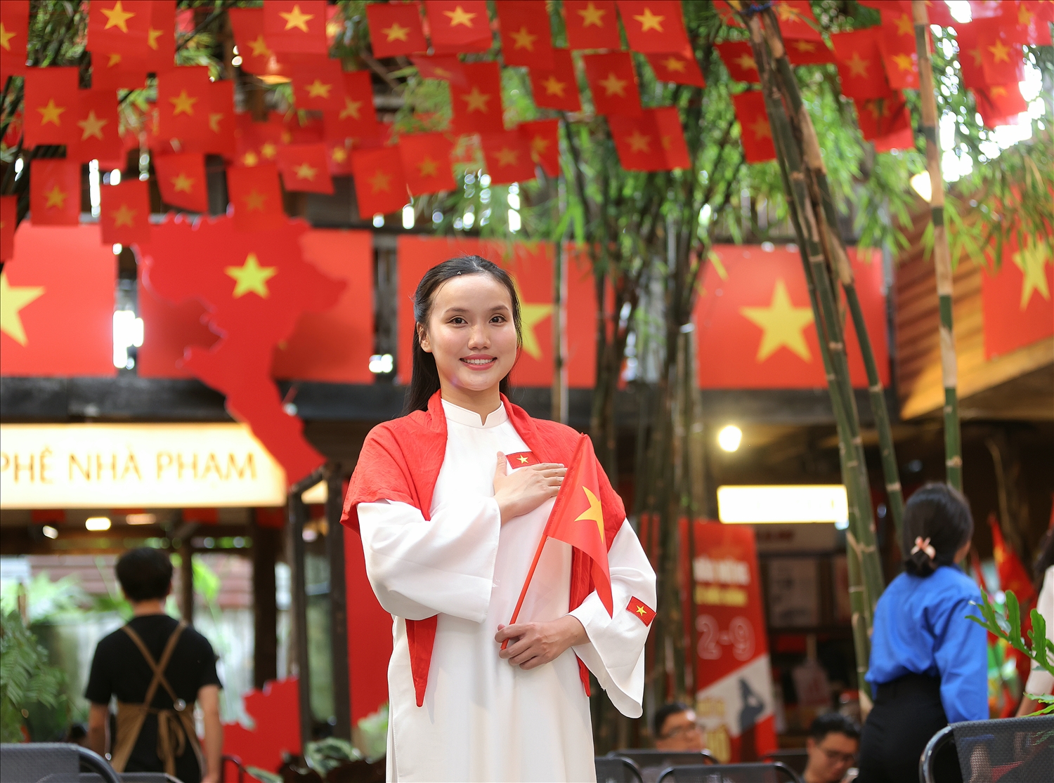 Chị Lê Thị Kim Hậu - Người đẹp Du lịch, Top 20 Hoa hậu Thế giới Việt Nam 2023 - lựa chọn áo dài truyền thống cho bộ ảnh kỷ niệm. “Khi chụp hình bên lá cờ Tổ quốc, tôi cảm thấy thêm trân trọng và ý thức hơn về trách nhiệm học tập, sống xứng đáng với sự hy sinh của thế hệ cha anh. Tôi tin rằng những hình ảnh này sẽ góp phần lan tỏa tinh thần yêu nước, biết ơn lịch sử trong giới trẻ“, chị Hậu chia sẻ.