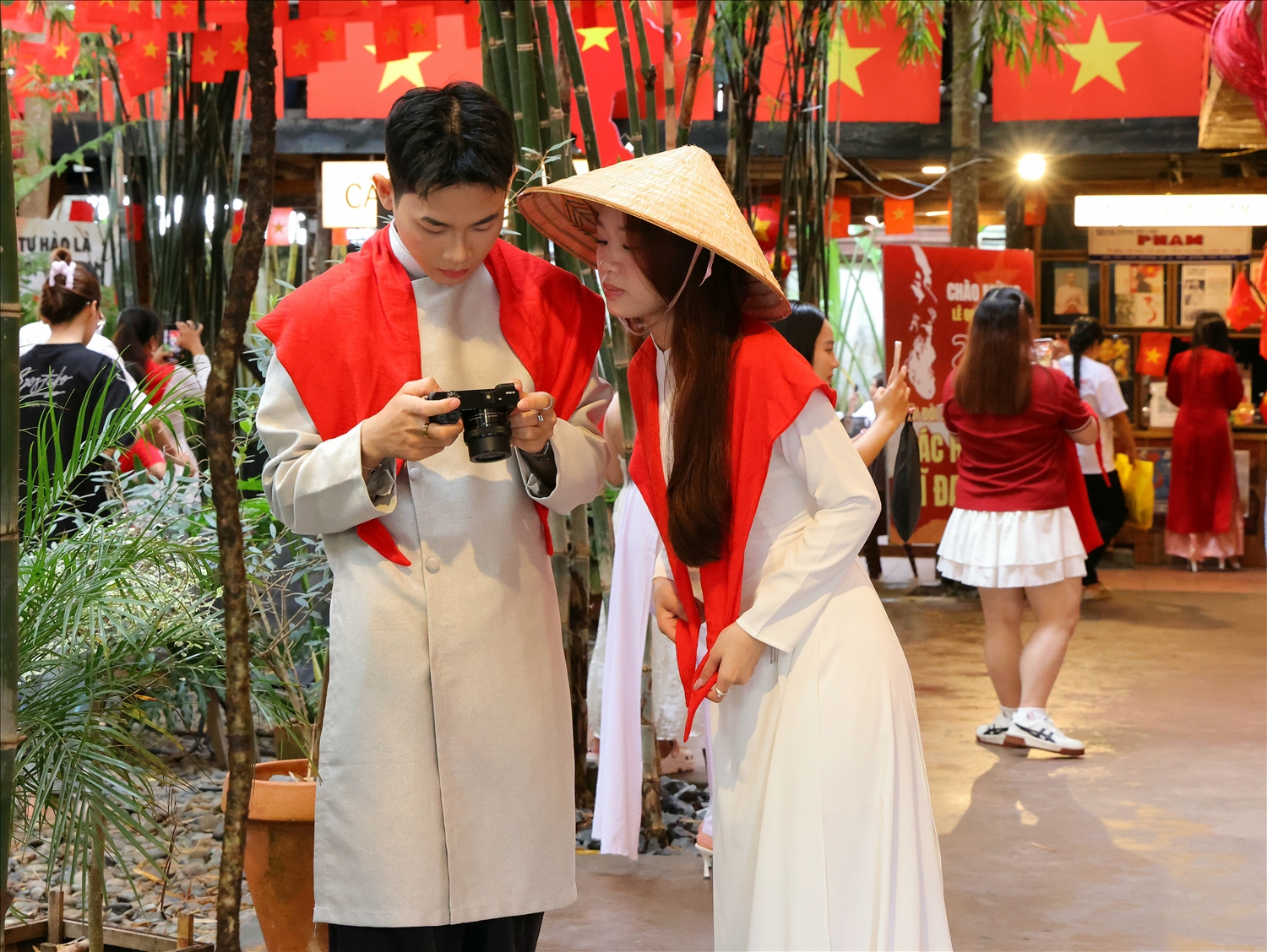 Trên nền nhạc của những bài hát cách mạng và hòa bình, các bạn trẻ đã xuất hiện tươi vui, hồn nhiên bên lá cờ Tổ quốc không chỉ là thành “xu hướng”, mà còn là một hình thức giáo dục truyền thống hiệu quả. Qua những video ngắn, các bạn trẻ được tiếp xúc với lịch sử một cách tự nhiên, gần gũi.