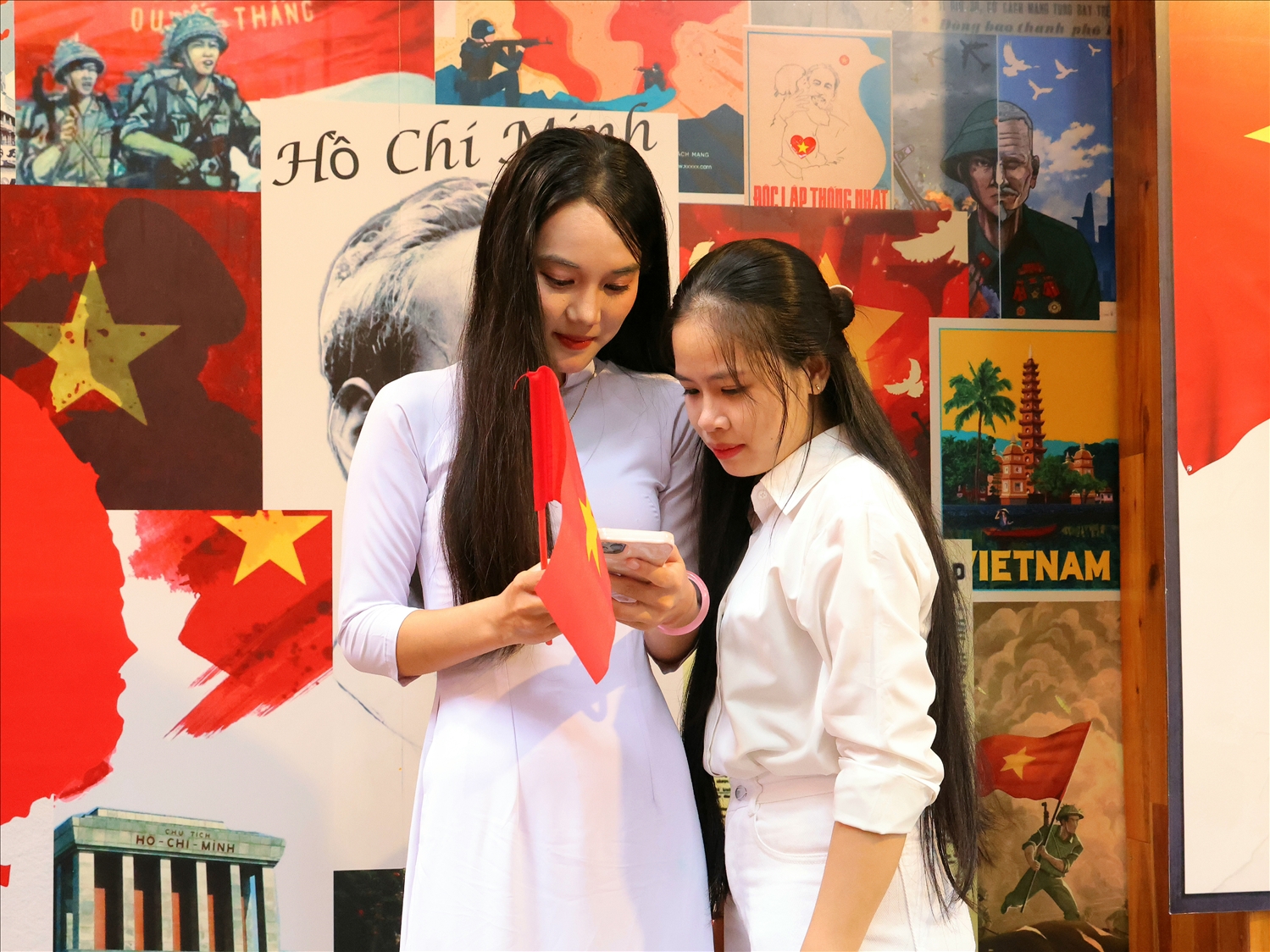 Nhiều nữ sinh thướt tha trong tà áo dài trắng, tự tin tạo dáng bên không gian chào mừng đại lễ 2/9. Đây không chỉ là vẻ đẹp trang phục, mà còn là niềm tự hào về truyền thống.