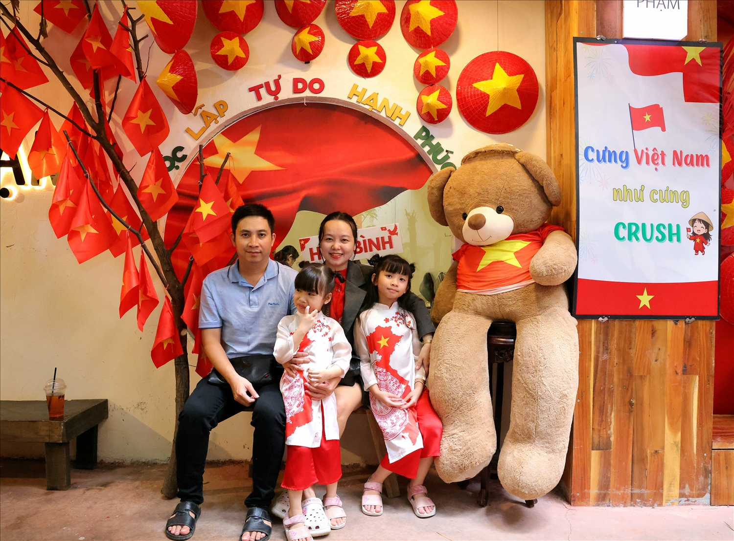 Chị Võ Nhiên (Chợ Lách, Vĩnh Long) chia sẻ, khi thấy không khí rộn ràng chào mừng Quốc khánh, cả gia đình chị đã háo hức từ Vĩnh Long qua Cần Thơ để chụp ảnh, với mong muốn giáo dục cho con nhận thức sớm về lòng yêu nước. ‘Gia đình tôi lưu lại khoảnh khắc trong dịp lễ Quốc khánh. Đây vừa là kỷ niệm đẹp vừa là dịp nhắc nhở con trẻ biết ơn công lao cha ông và tự hào khi được sống trong hòa bình, tự do’, chị Võ Nhiên nói.