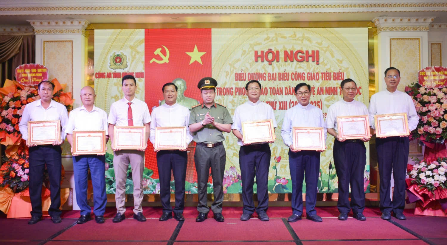Lãnh đạo Công an tỉnh trao Giấy khen của Giám đốc Công an tỉnh cho các chức sắc, chức việc, giáo dân công giáo tiêu biểu trong phong trào Toàn dân bảo vệ ANTQ