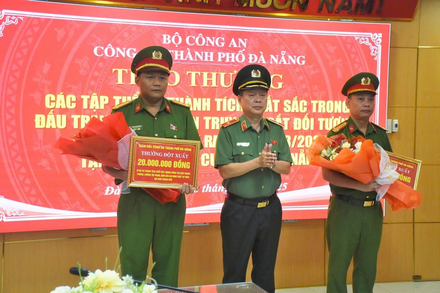 Lãnh đạo Công an TP. Đà Nẵng khen thưởng các đơn vị tham gia phá án nhanh vụ cướp tiệm vàng xảy ra trên địa bàn phường Hoà Cường. (Ảnh Công an cung cấp).