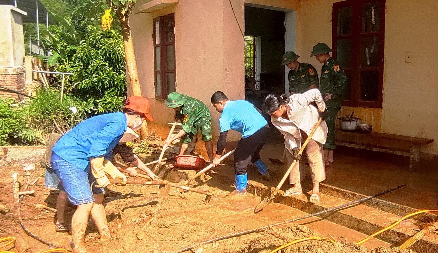 Bộ đội giúp nhà trường khắc phục hậu quả lũ lụt. Ảnh: CTV
