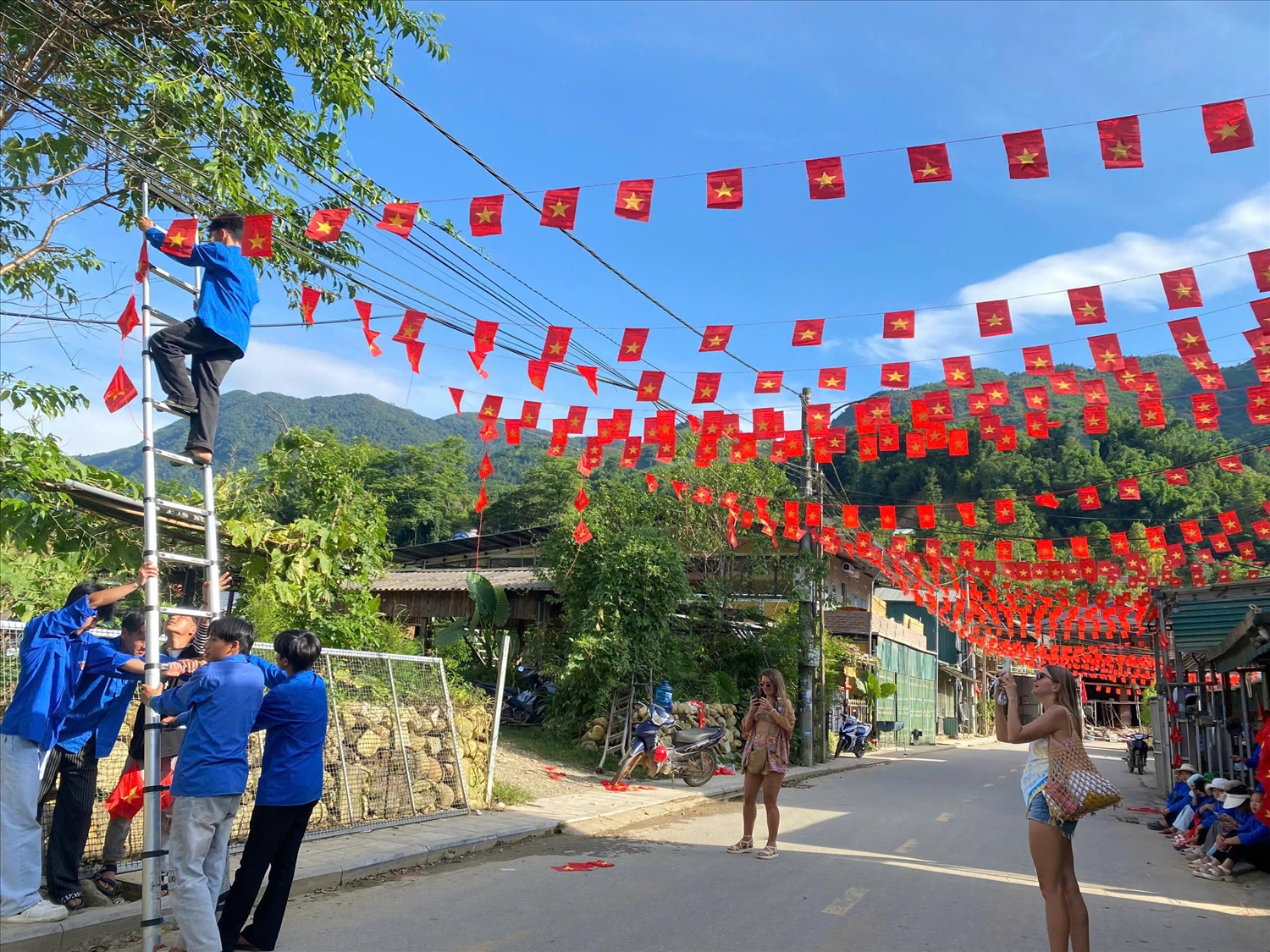 Du khách nước ngoài thích thú và ấn tượng trước không khí chào đón Tết Độc lập ở Tả Van (Ảnh - Trọng Bảo)