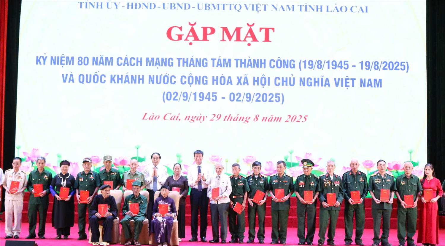 Lãnh đạo tỉnh Lào Cai tặng quà cho các đồng chí lão thành cách mạng, Mẹ Việt Nam Anh hùng, Anh hùng lực lượng vũ trang, Anh hùng lao động,.. (ảnh Trọng Bảo)t sĩ, người có công với cách mạng.