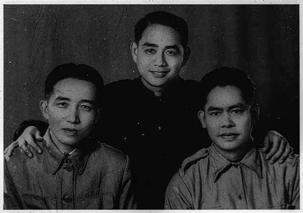 hình tư liệu đầu tiên là nhà báo Hùynh Văn Tiểng , giữa là nhạc sĩ Lưu Hữu Phước, và lão thành cách mạng Mai văn Bộ