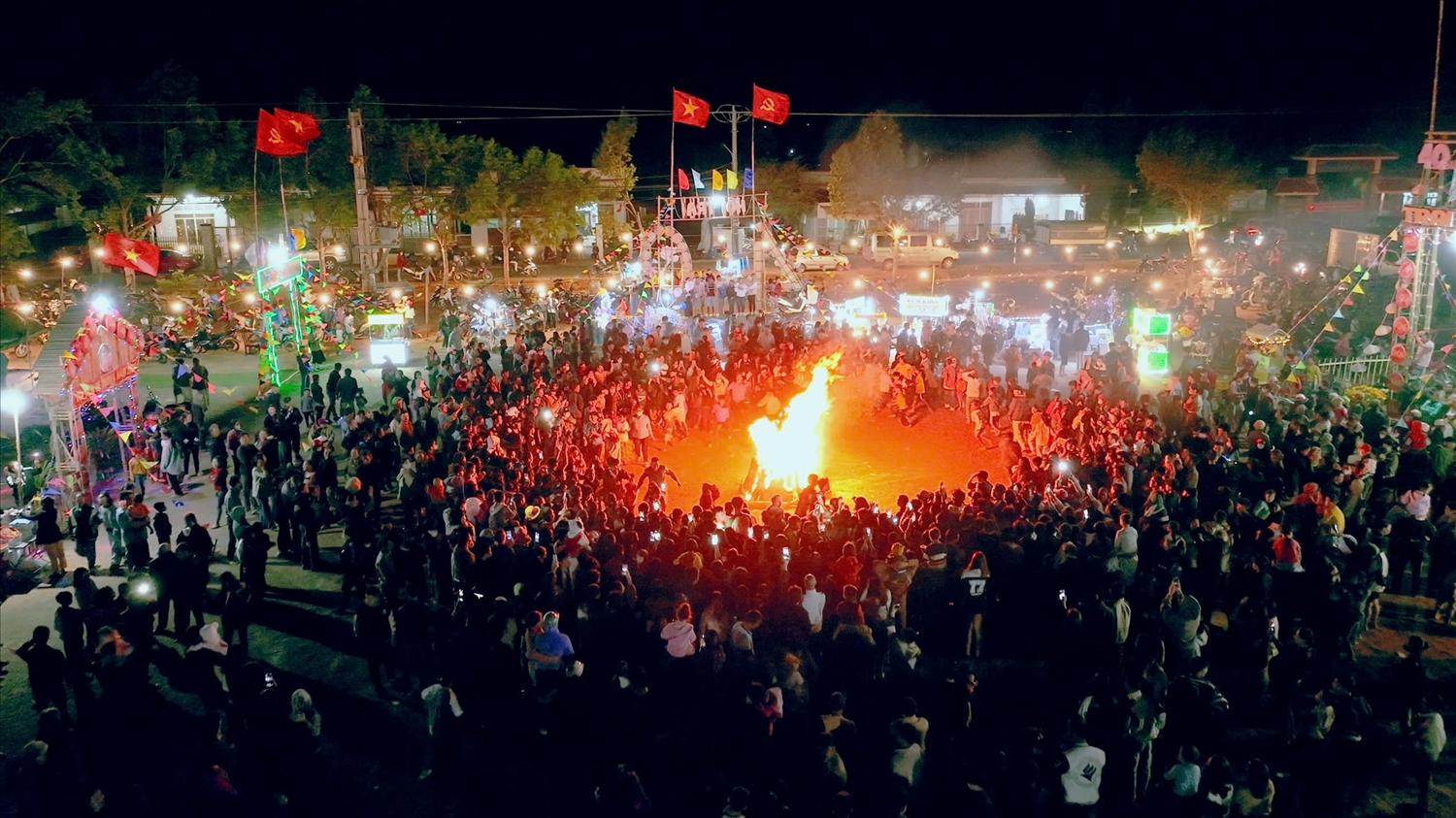 Tuổi trẻ nắm tay nhau hát ""Lên Đàng".