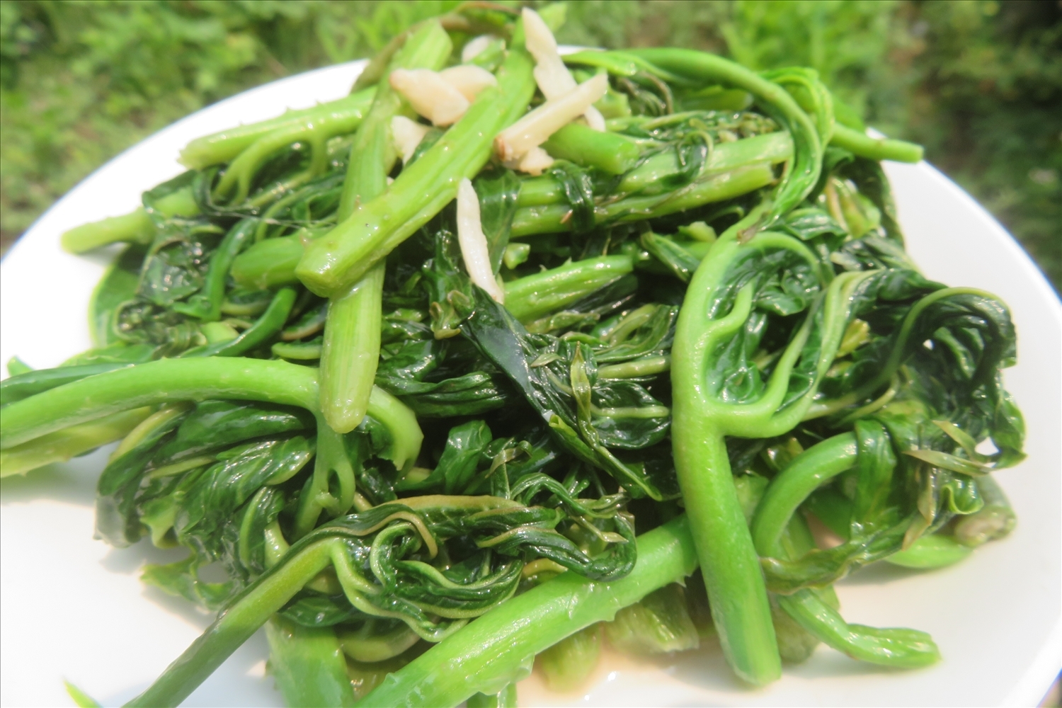 Món rau chân vịt xào tỏi đặc trưng ở làng Mường (Ảnh T.N)