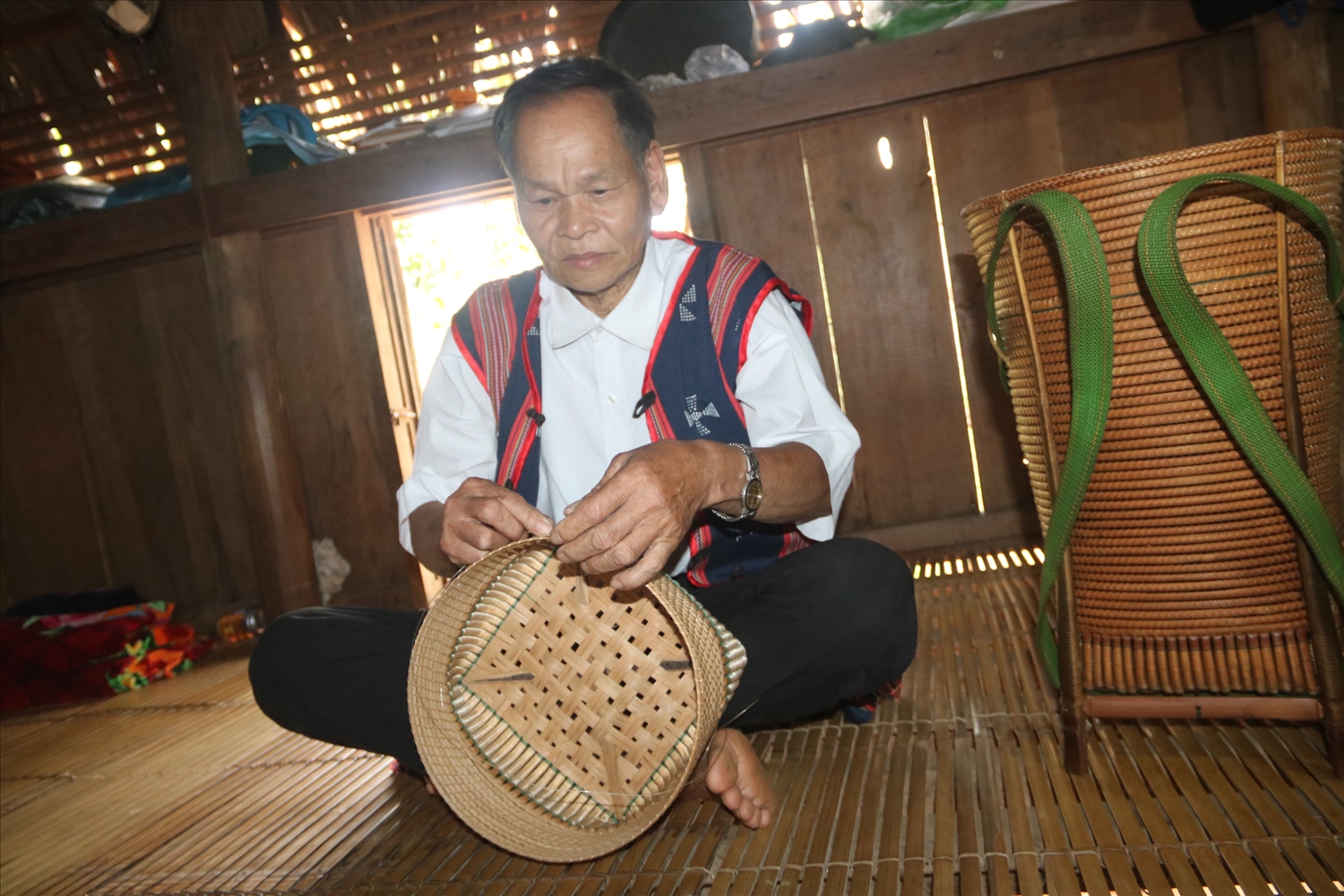 Già Arất Cước giữ lửa nghề đan lát truyền thống của đồng bào Cơ Tu. (Ảnh Huy Trường)
