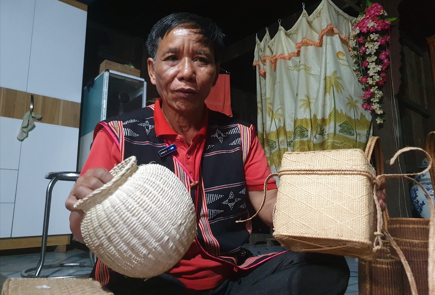 Nghệ nhân Bhling Blóo, Người có uy tín ở Sông Kôn không ngừng sáng tạo những sản phẩm độc đáo, mẫu mã đẹp để đáp ứng nhu cầu của người tiêu dùng. (Ảnh Huy Trường)