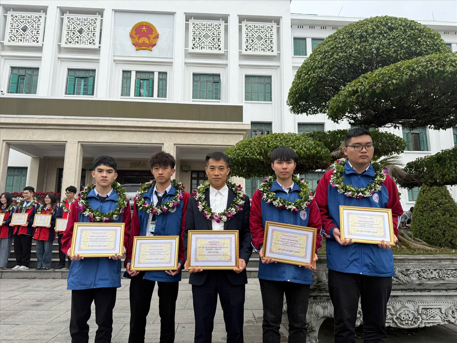 Em Lưu Tiến Trung (thứ 2 từ trái sang) chụp ảnh cùng thầy giáo chủ nhiệm và các bạn đạt giải học sinh giỏi cấp Quốc gia (Ảnh: Mỹ Dung)