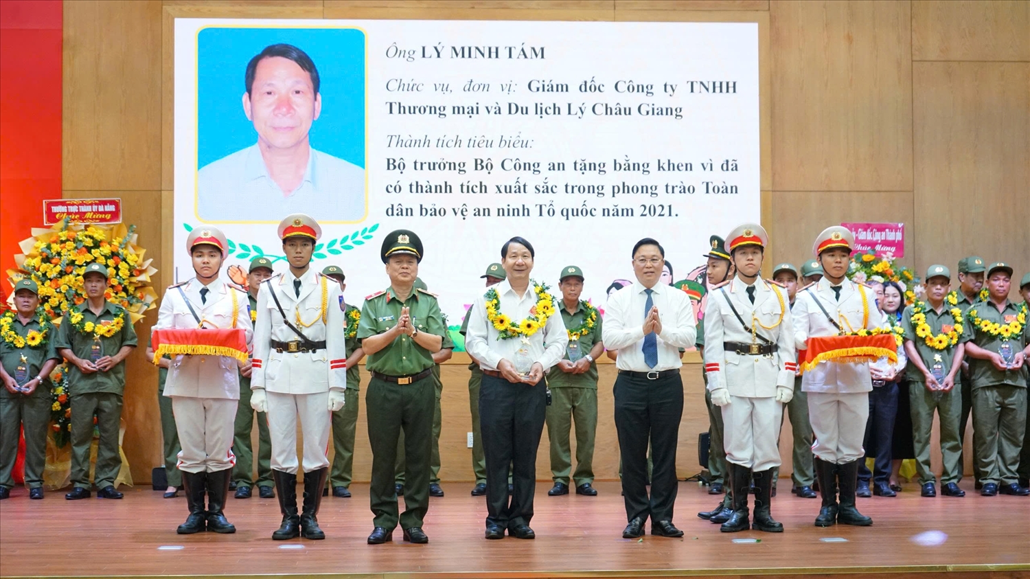 Ông Lý Minh Tám được tặng Kỷ niệm chương vì sự đóng góp tích cực trong công tác xã hội, cũng như tham gia tốt phong trào toàn dân bảo vệ an ninh Tổ quốc. (Ảnh NVCC).