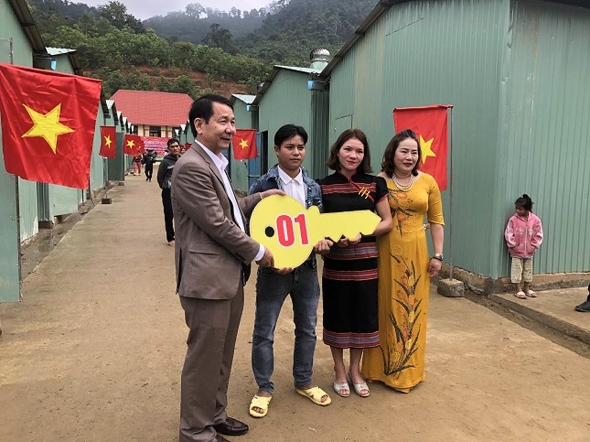 Từ năm 2020 đến nay, ông Tám tặng hơn 30 nhà cho người nghèo là DTTS ở vùng cao Phước Sơn. (Ảnh NVCC).