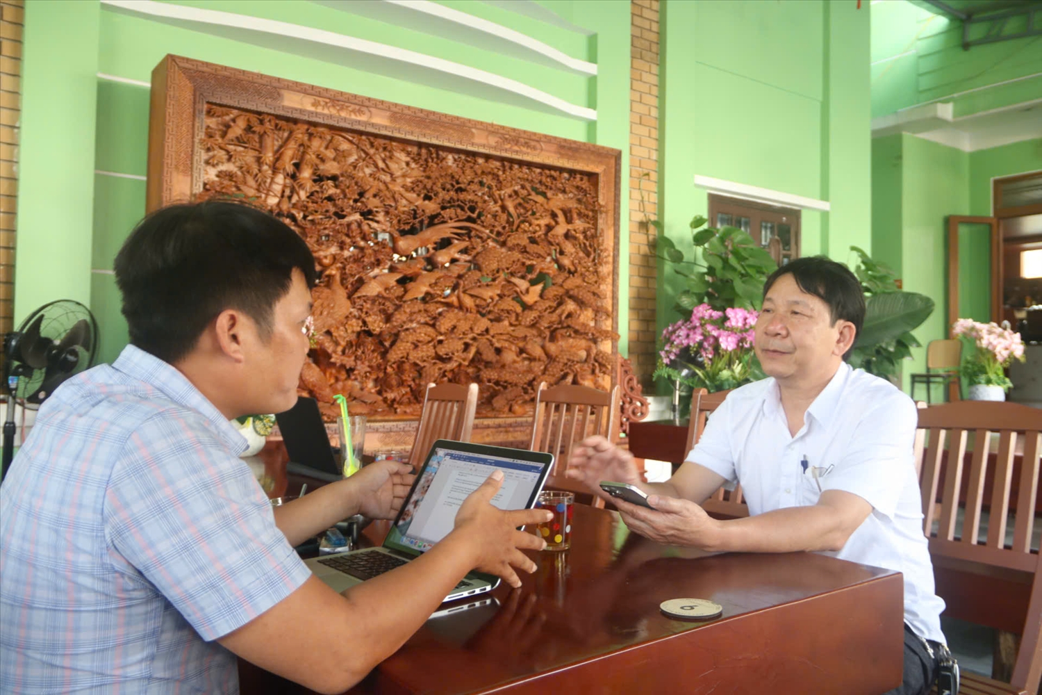 Ông Lý Minh Tám chia sẻ với Báo Dân tộc và Phát triển về công tác hỗ trợ xoá nhà tạm. (Ảnh Bảo Bảo).