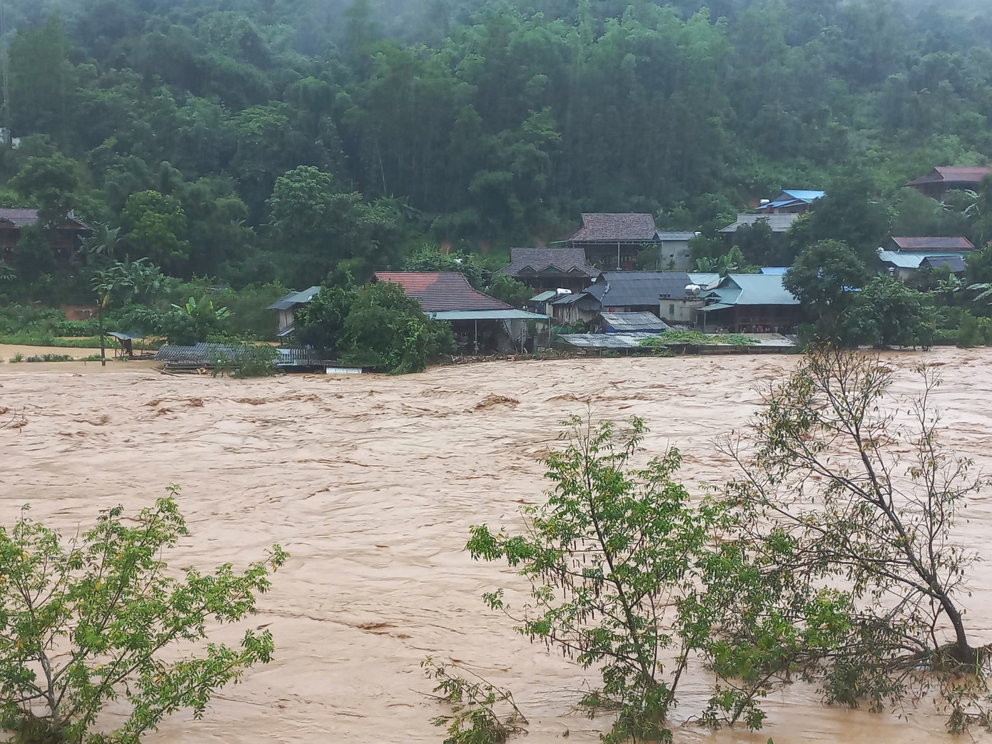 Trong những ngày cuối tháng 7 và đầu tháng 8 năm 2025, do ảnh hưởng của mưa lớn kéo dài trên diện rộng, tỉnh Điện Biên đã phải gánh chịu hậu quả hết sức nặng nề của thiên tai
