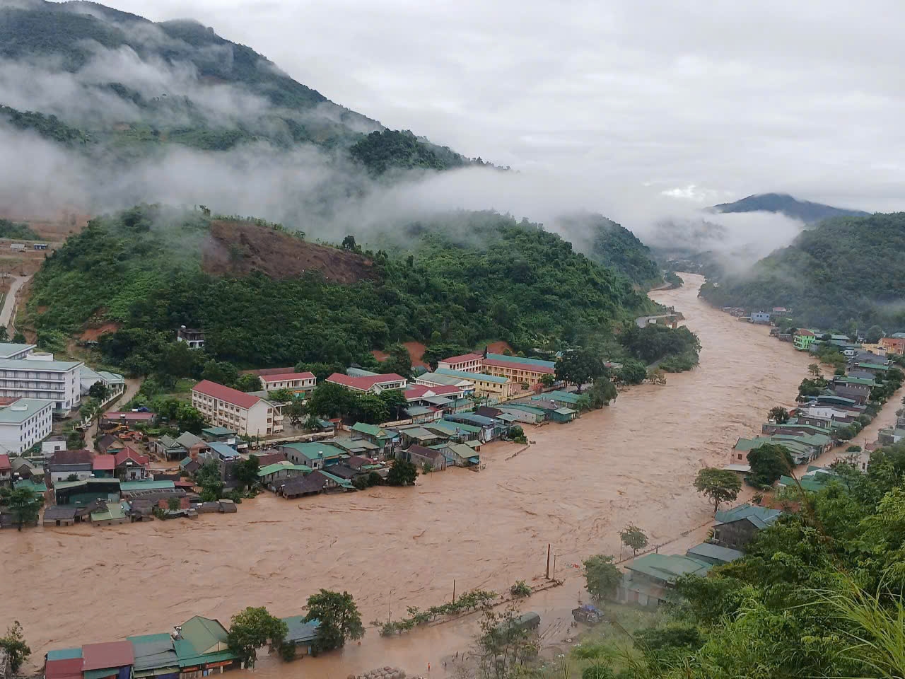Lũ lụt cuốn trôi, ngập nặng hàng trăm căn nhà ở xã Mường Xén, tỉnh Nghệ An - Ảnh: Thanh Hải